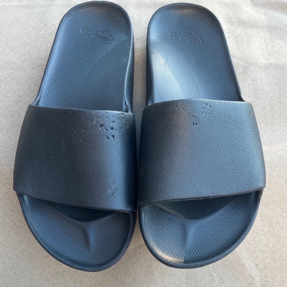 NWOT - Archie’s Slides (Black)